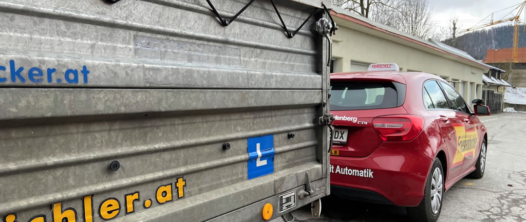 Autoanhänger Pferdeanhänger im Muerztal